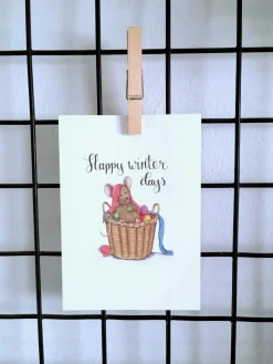 Anillustration Wenskaarten^Ansichtkaart Muisje in mand winterkleding
