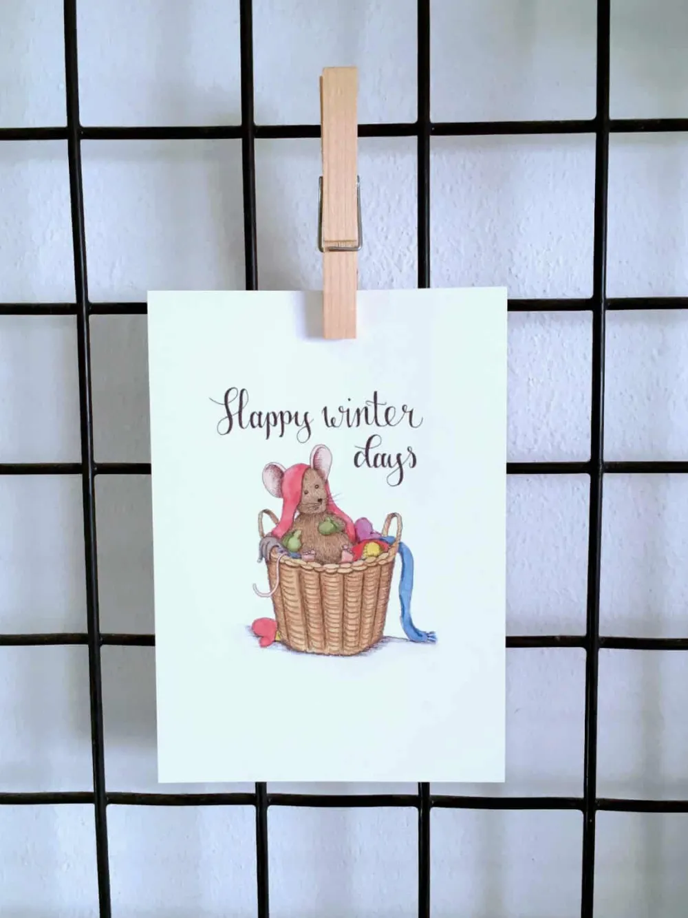 Anillustration Wenskaarten^Ansichtkaart Muisje in mand winterkleding