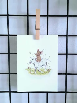 Anillustration Wenskaarten^Ansichtkaart Muisje zit op lammetje