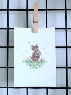 Anillustration Wenskaarten^Ansichtkaart Muisje in bloemenveld